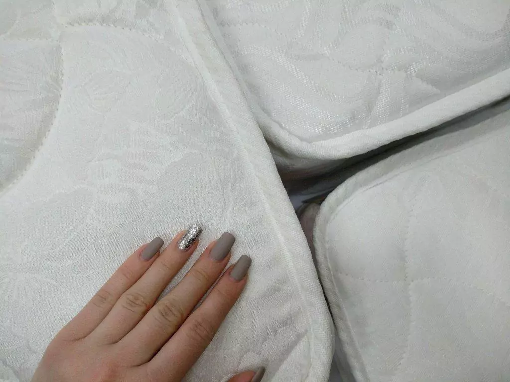 При выборе чехла ориентируйтесь на личные тактильные ощущения и характеристики материалов.jpg сравнение матраса по ткани чехла