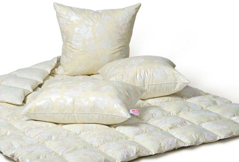 В пуховой подушке класса «экстра» пера должно быть не более 10–15 %, остальное – пух Пуховая подушка класса «экстра»